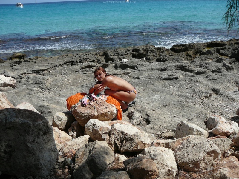 30 летняя туристка отдыхает топлес на камнях у моря 10 фотография