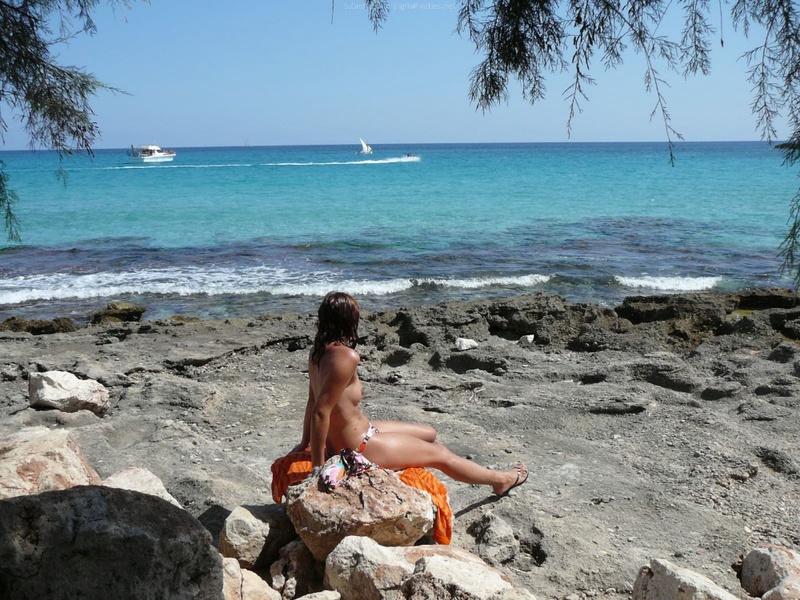 30 летняя туристка отдыхает топлес на камнях у моря 9 фотография