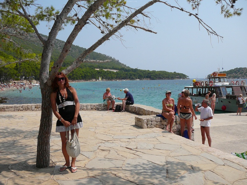 30 летняя туристка отдыхает топлес на камнях у моря 1 фотография