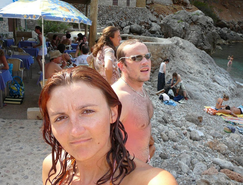 30 летняя туристка отдыхает топлес на камнях у моря 4 фотография