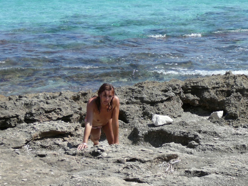 30 летняя туристка отдыхает топлес на камнях у моря 16 фотография