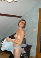 Худая любовница вытирает полотенцем голое тело после душа 4 фото