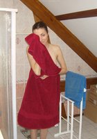 Худая любовница вытирает полотенцем голое тело после душа 18 фотография