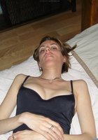 Худая любовница вытирает полотенцем голое тело после душа 14 фото