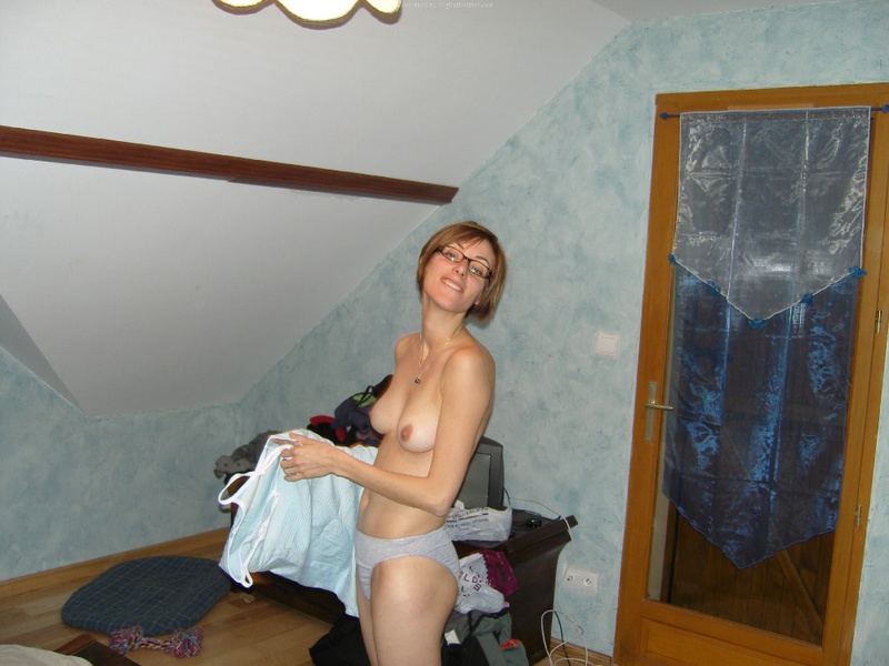 Худая любовница вытирает полотенцем голое тело после душа 4 фотография