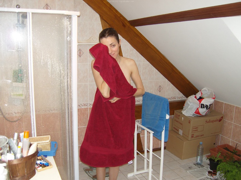 Худая любовница вытирает полотенцем голое тело после душа 18 фотография