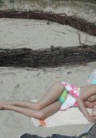 Девка спит на пляже без лифчика 12 фото
