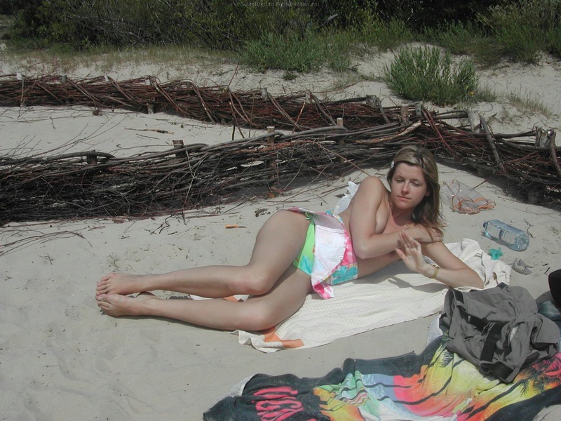 Девка спит на пляже без лифчика 14 фотография
