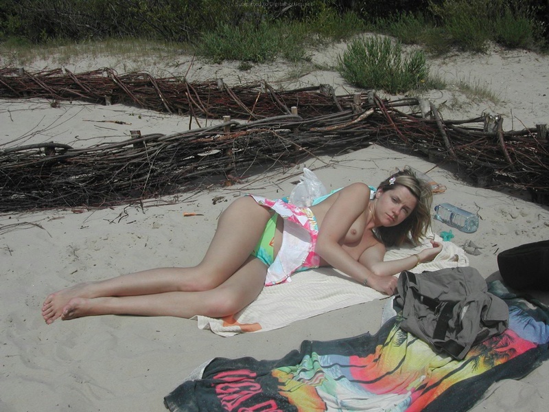 Девка спит на пляже без лифчика 13 фотография