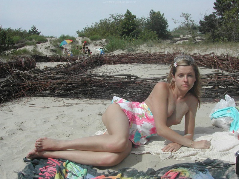 Девка спит на пляже без лифчика 22 фотография