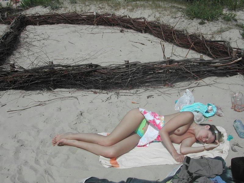 Девка спит на пляже без лифчика 12 фотография