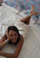 Мадемуазель ласкает пенис лежа на спине 12 фото