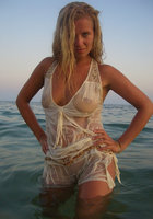 Озабоченная Карина купается голышом в Красном море 4 фотография