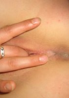 Стерва мастурбирует не снимая трусики с вагины 12 фото
