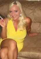 Потаскушка Надя показывает манду сидя на диване с сигаретой в руках 24 фото