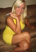 Потаскушка Надя показывает манду сидя на диване с сигаретой в руках 29 фото