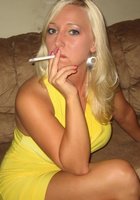 Потаскушка Надя показывает манду сидя на диване с сигаретой в руках 27 фотография