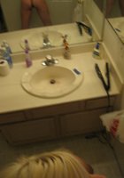 Блондинка сделала развратное селфи в ванной 17 фотография