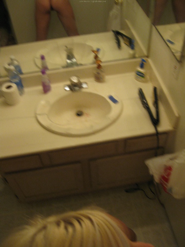 Блондинка сделала развратное селфи в ванной 17 фотография