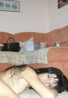 Красивая Татьяна трогает небритую вагину сидя на полу 12 фотография