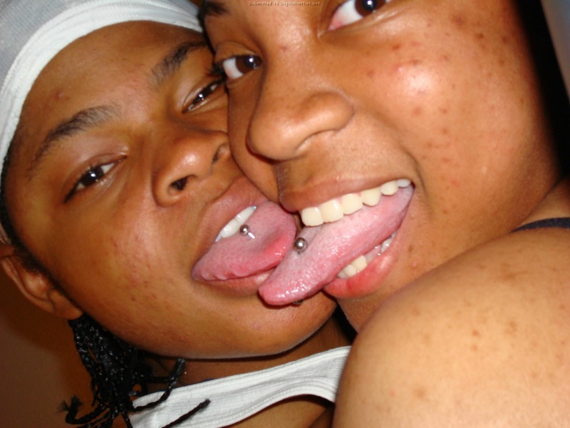 Две негритянки целуются на кровати 6 фотография