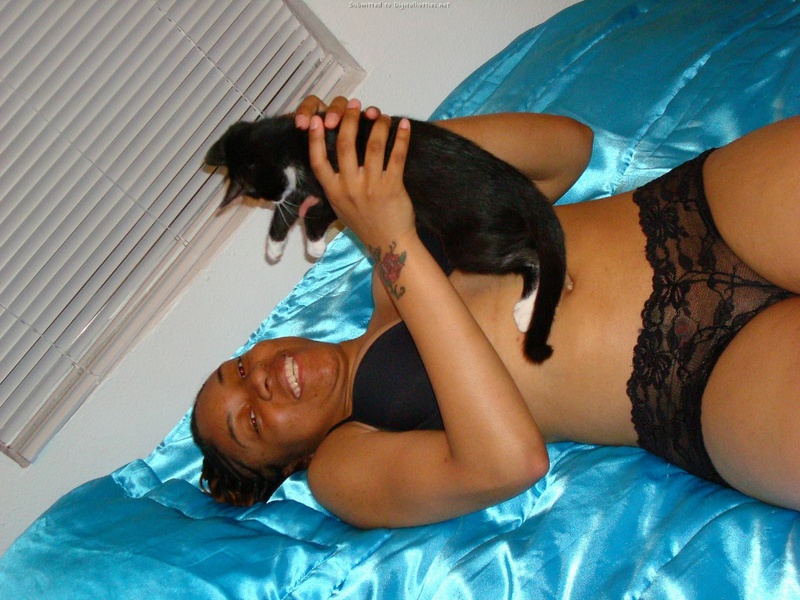 Две негритянки целуются на кровати 2 фотография