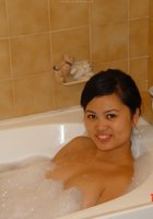 Азиатка моется в ванной после прогулки 11 фотография