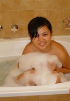 Азиатка моется в ванной после прогулки 28 фотография