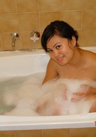 Азиатка моется в ванной после прогулки 29 фото