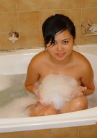 Азиатка моется в ванной после прогулки 26 фотография