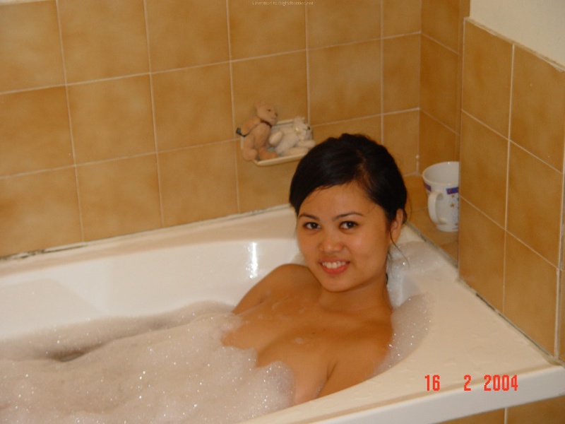Азиатка моется в ванной после прогулки 11 фотография