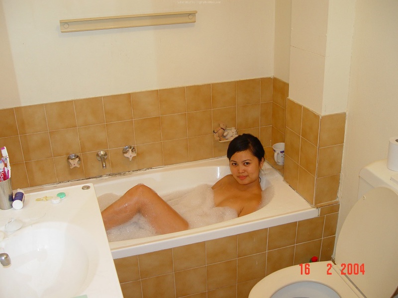 Азиатка моется в ванной после прогулки 13 фотография