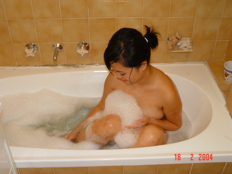Азиатка моется в ванной после прогулки 27 фотография