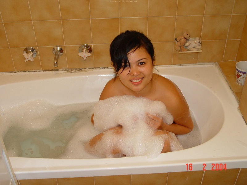 Азиатка моется в ванной после прогулки 28 фотография
