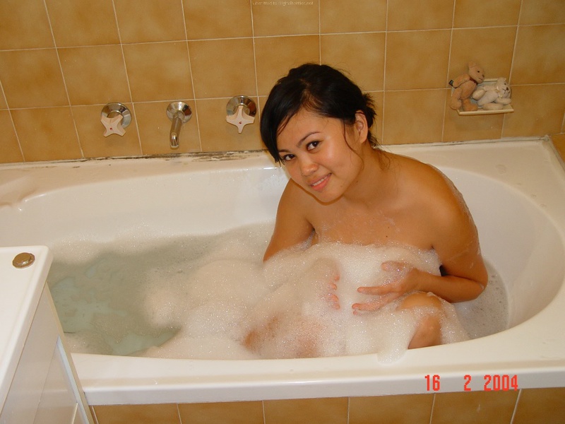 Азиатка моется в ванной после прогулки 29 фотография
