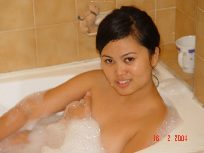 Азиатка моется в ванной после прогулки 17 фотография