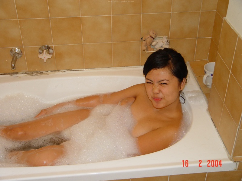 Азиатка моется в ванной после прогулки 20 фотография