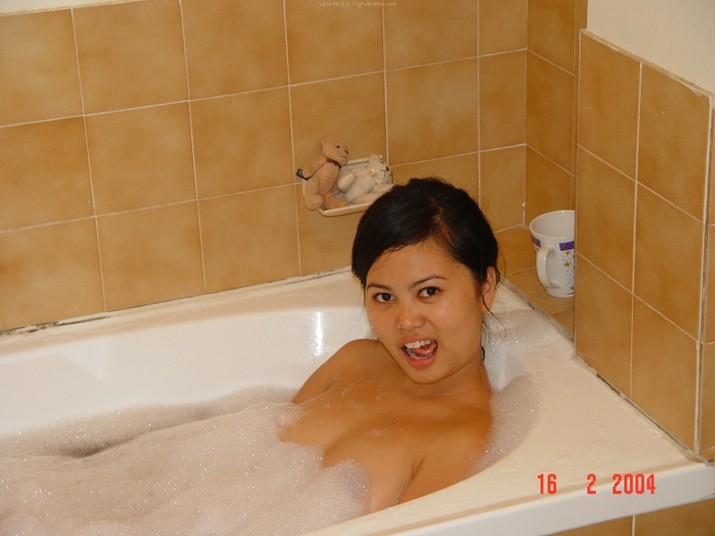 Азиатка моется в ванной после прогулки 12 фотография