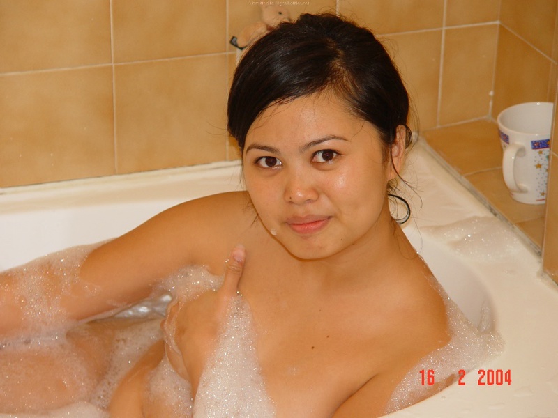 Азиатка моется в ванной после прогулки 16 фотография