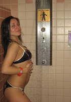 Подружки моются в душе после тренировки 8 фото