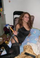 Игривая потаскуха веселиться дома в сексуальном наряде 1 фото