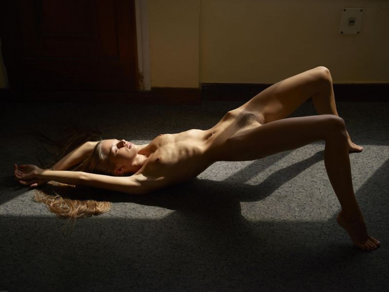 Милена купается в свете окна лежа на полу без одежды 28 фотография