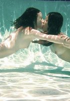 Лесбиянка лижет писю партнерши под водой 11 фотография