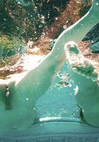 Лесбиянка лижет писю партнерши под водой 18 фотография