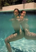 Лесбиянка лижет писю партнерши под водой 19 фотография