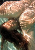 Лесбиянка лижет писю партнерши под водой 5 фото