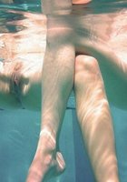 Лесбиянка лижет писю партнерши под водой 10 фотография