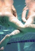Лесбиянка лижет писю партнерши под водой 9 фото