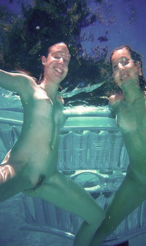 Лесбиянка лижет писю партнерши под водой 16 фотография