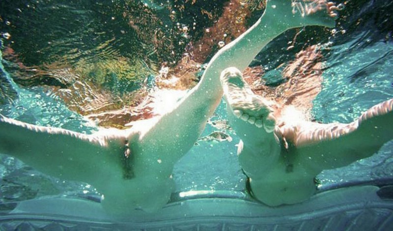 Лесбиянка лижет писю партнерши под водой 18 фотография